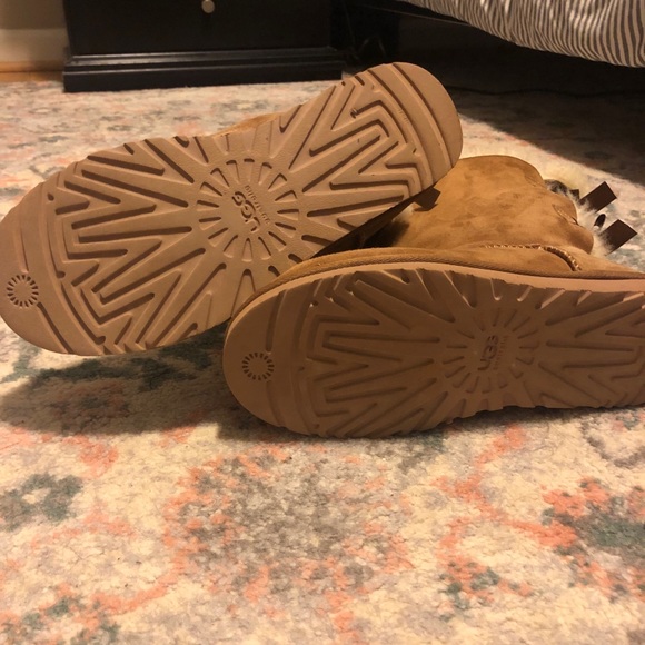 Bailey bow uggs - Picture 3 of 7